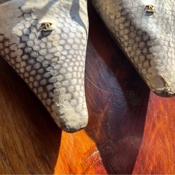 Rare CHANEL snakeskin t-strap pointy toe pumps, size 38.5. - Picture 2 of 5